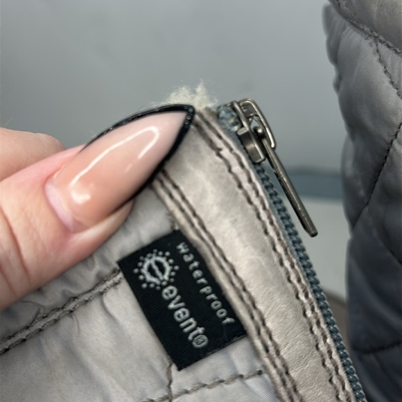 UGG Australia Womens Snowpeak Gray Shearling Waterproof 5739 W Winter - Picture 8 of 9